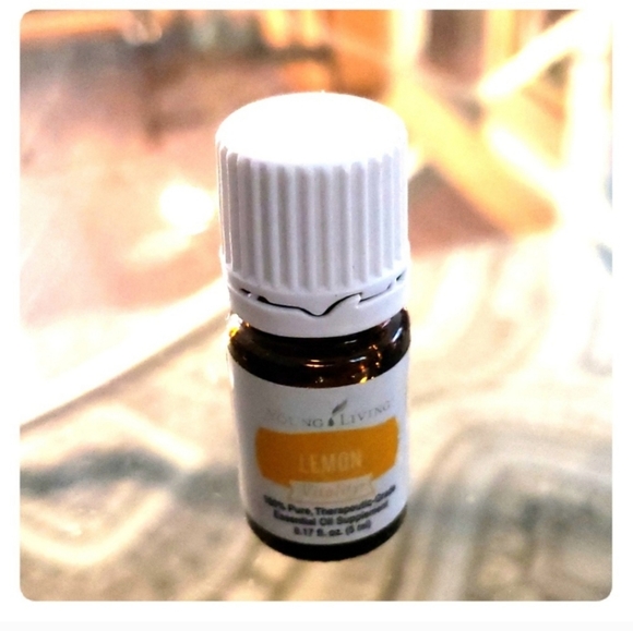 Lemon essential oil - Picture 1 of 2
